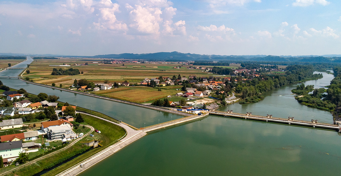 Reka Drava - pogled na strugo in kanal pri jezu Markovci