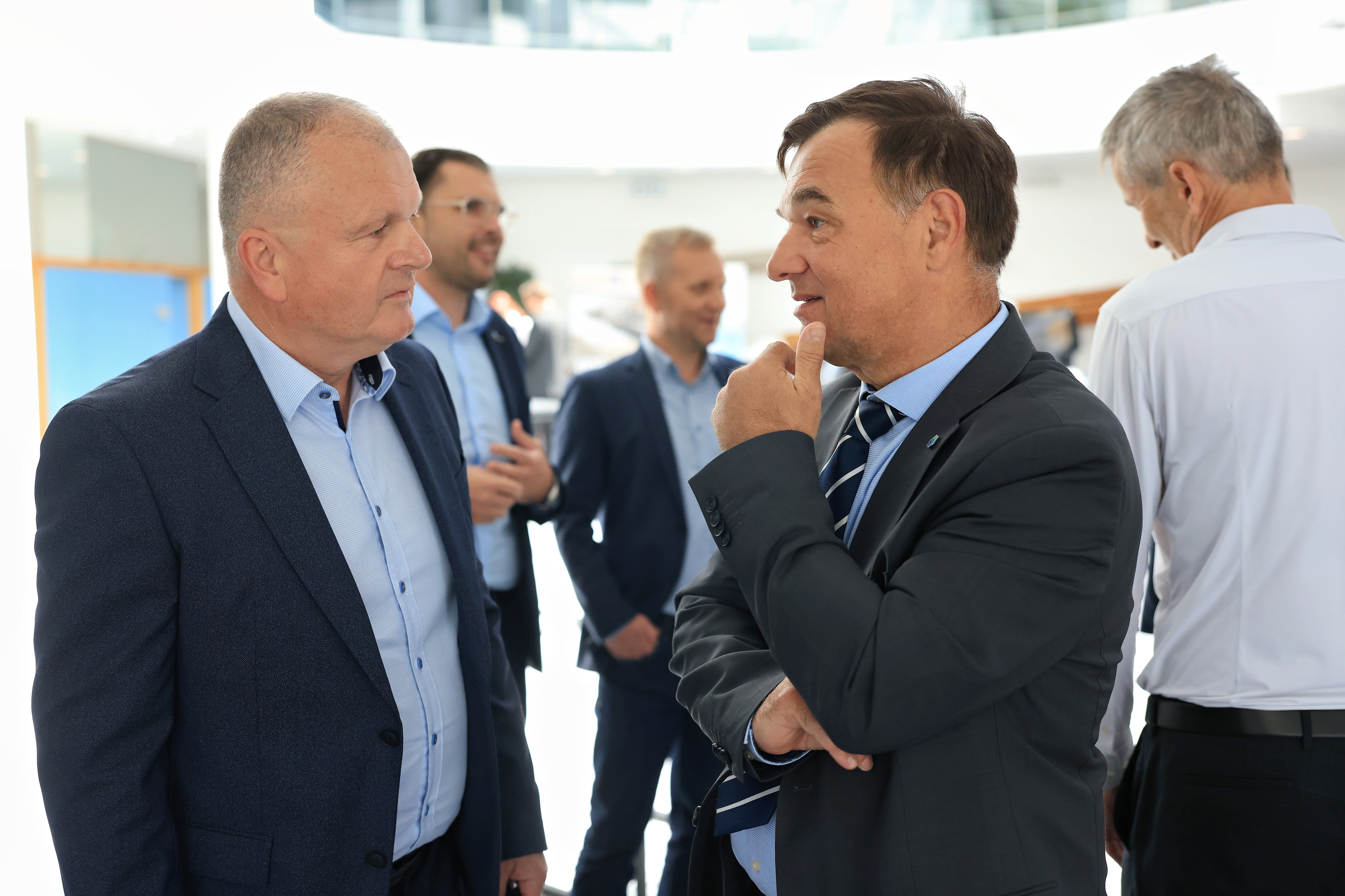 Predsednik uprave Esotecha g. Škoberne in generalni direktor DEM g. Tumpej na srečanju ob zaključku projekta.JPG